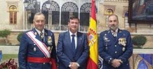 General Director de Enseñanza y coronel jefe del ACAR Tablada con el presidente del Ateneo